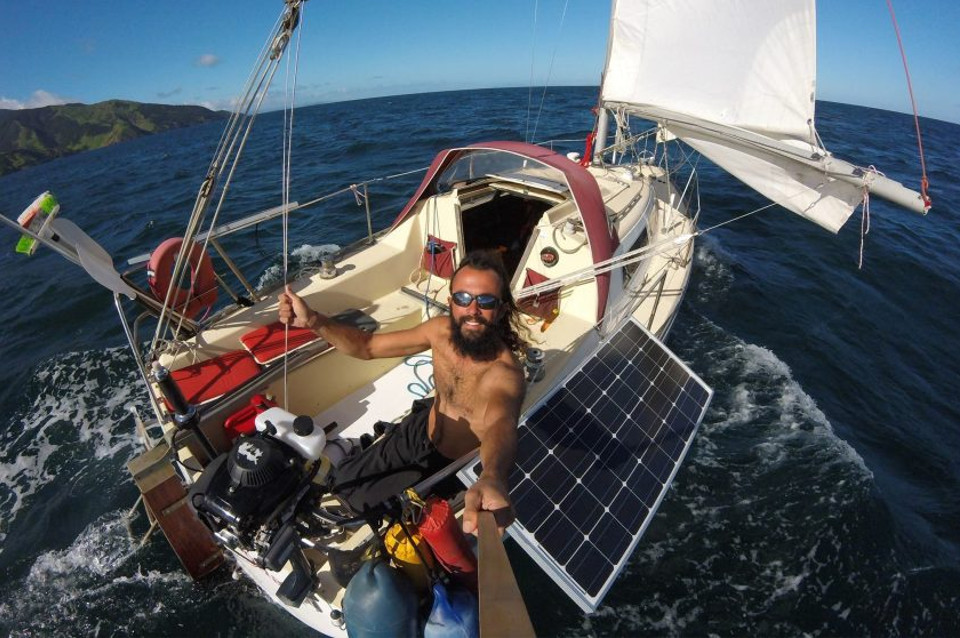 Selfie ragazzo disabile in barca a vela